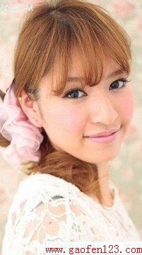 中长发烫发小卷发型扎发 选择甜美侧马尾来迎新年