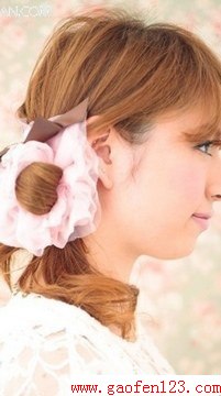 中长发烫发小卷发型扎发 选择甜美侧马尾来迎新年