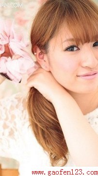 中长发烫发小卷发型扎发 选择甜美侧马尾来迎新年