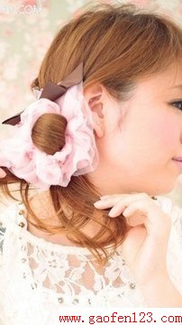中长发烫发小卷发型扎发 选择甜美侧马尾来迎新年