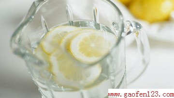 新鲜柠檬片泡水的功效 www.gaofen123.com