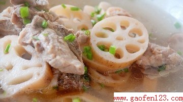 补血养颜 莲藕排骨汤的做法 www.gaofen123.com