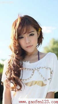最新阳光性中发卷发发型图片 时尚发型为你展现出迷人的魅力