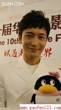 最新国字脸男士发型 男星亲自示范清爽有魅力